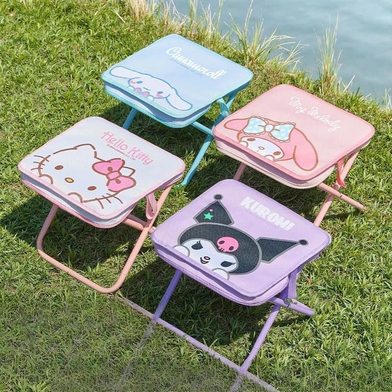 Sgabello Pieghevole Portatile Sanrio Family, Astuccio Portamatite, Piccola Sedia Pieghevole da Esterno per Picnic, Sedile da Viaggio Senza Seduta per Treno e Metropolitana