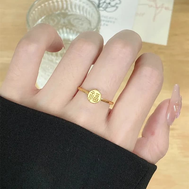 2023 Waterproof Fashion Vintage Chinese Fu Character Lucky Letter anelli in acciaio inossidabile per gioielli da donna regali di anniversario