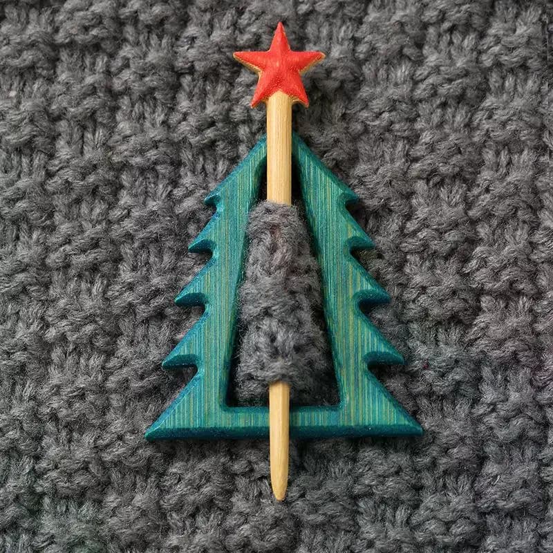 Retro Umbrella Dancing Piggy Wooden Brooch Maple Leaf Bunny Animal Sweater Pin Christmas Tree Bird Kitty Scarf Buckle Girl