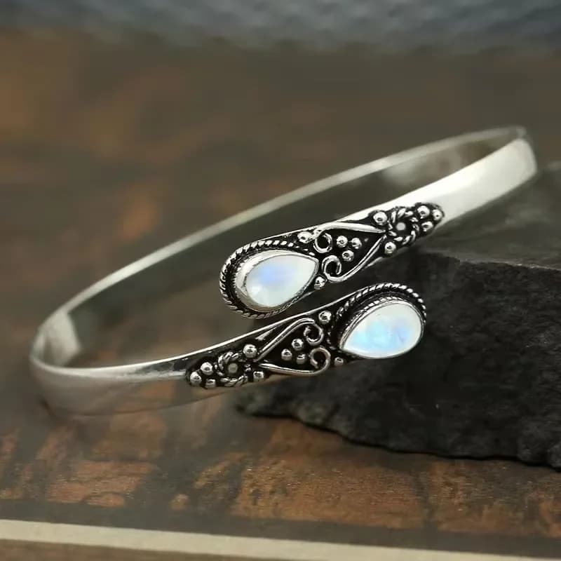 Un braccialetto aperto regolabile da uomo e da donna, alla moda, in stile retrò, con intarsi in imitazione di agata verde a forma di goccia d'acqua, stile bohémien estivo.