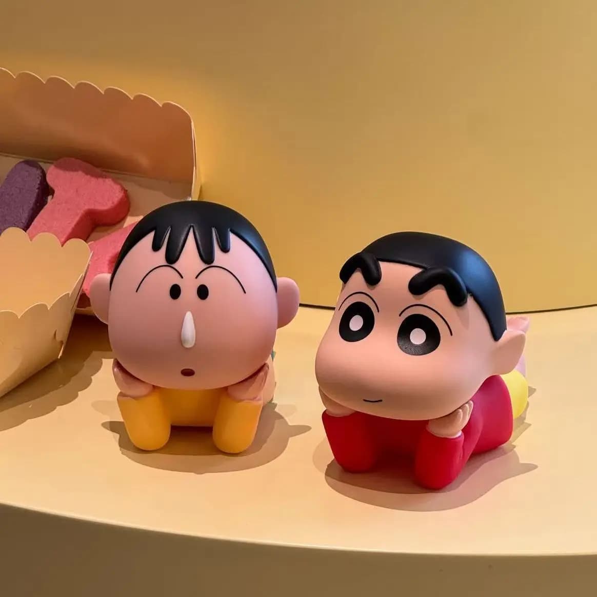 Crayon Shin-chan Prone Phone Stand Phone Bracket Figure Model Doll Pop Culture Gift