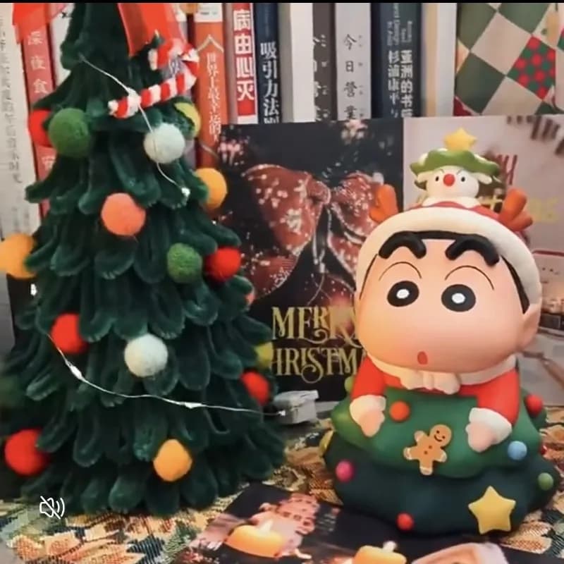 2025Christmas Limited Crayon Shin-chan Figura Albero di Natale Shin-chan Simpatica bambola periferica Ornamento da tavolo Regalo per le donne