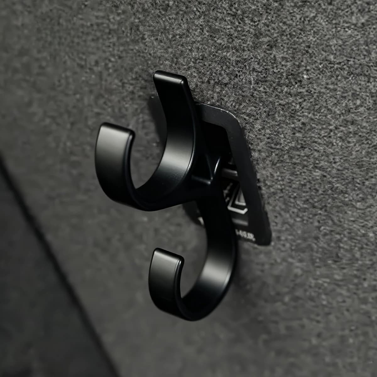 Car umbrella hook, universal trunk hanger, suitable for storing umbrellas, towels, fishing rods, camping equipment. No drilling required. Stable installation. Compatible with most vehicle models.