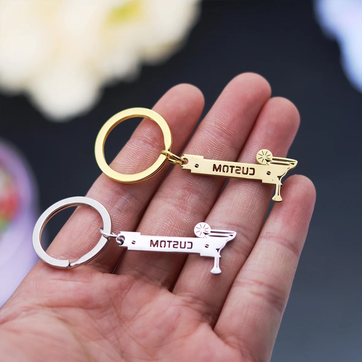 QIAMNI Portachiavi con nome personalizzato Calice personalizzato Portachiavi con targhetta incisa in acciaio inossidabile per uomo Donna Portachiavi in vetro da vino
