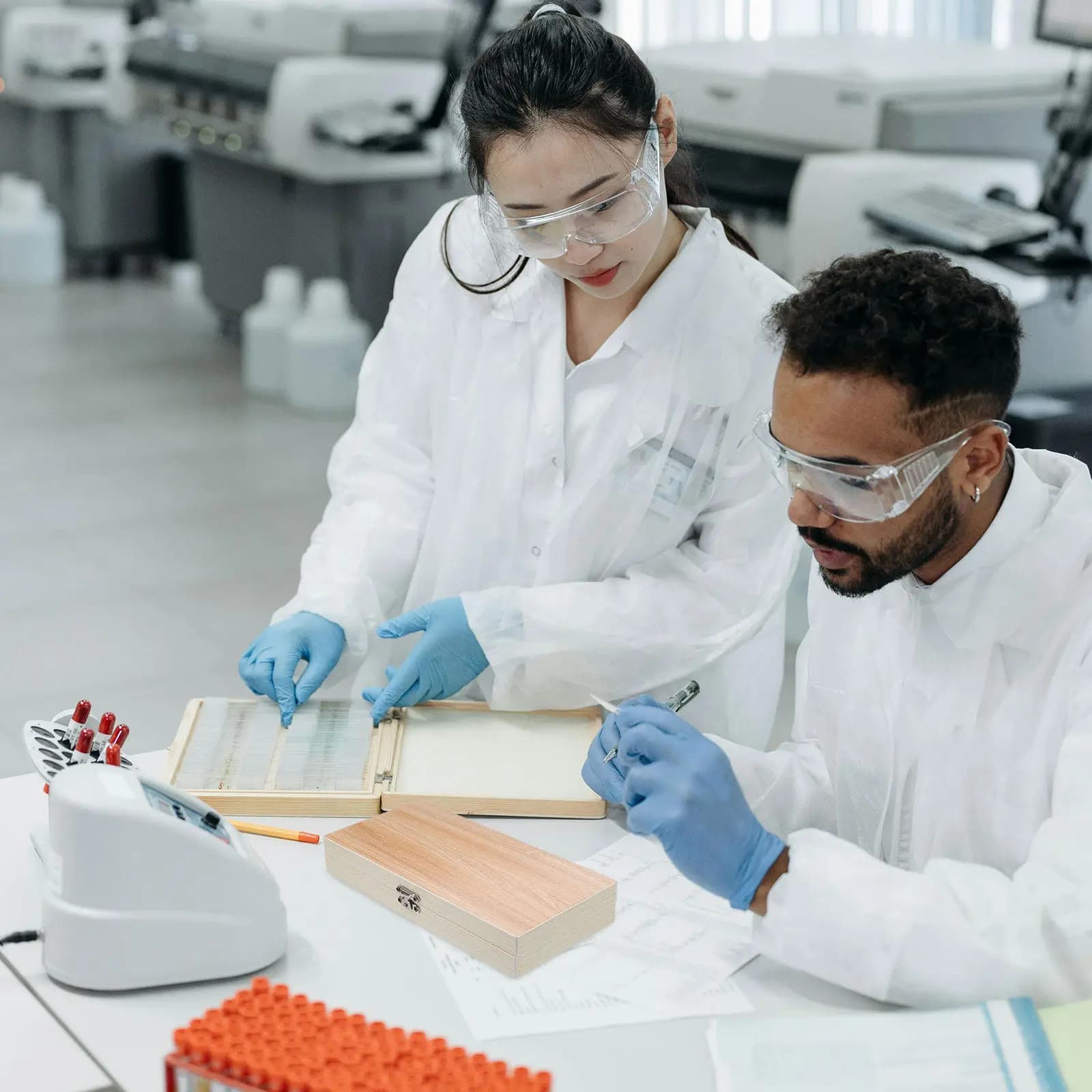Cofanetto in Legno per Microscopio con 50 Scomparti, per Conservazione di Vetrini in Legno Naturale, per Insegnamento di Biologia e Raccolta di Campioni