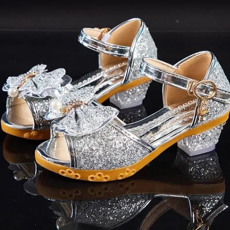 Sandali per ragazze Estate 2023 Nuove scarpe da principessa per bambini Bambine con tacco alto Sandali con fiocco in cristallo Abito da festa Matrimonio