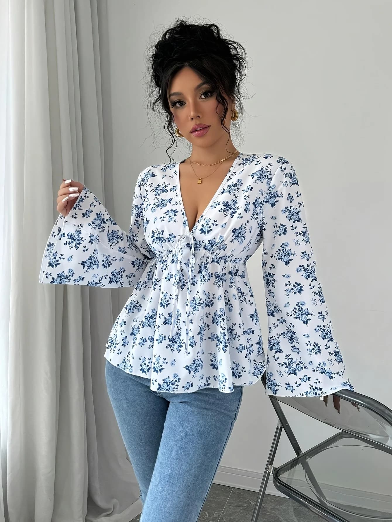 Abbigliamento femminile con scollo a V, design aderente, delicati motivi floreali, maniche lunghe e stile versatile adatto per