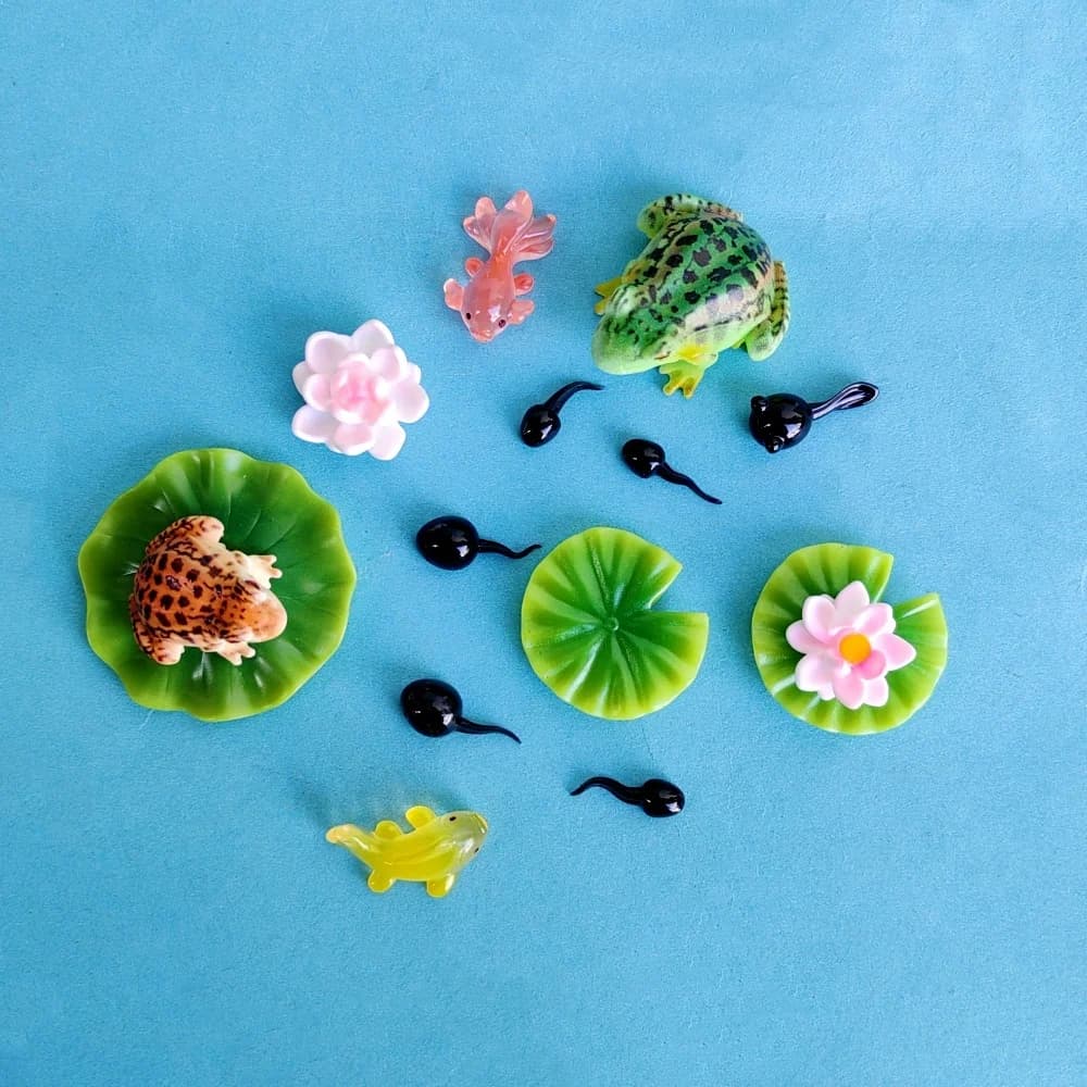Divertente mini rana girino fiore di loto foglie artigianato in resina figura in miniatura ornamento per la decorazione del micro paesaggio del giardino fatato
