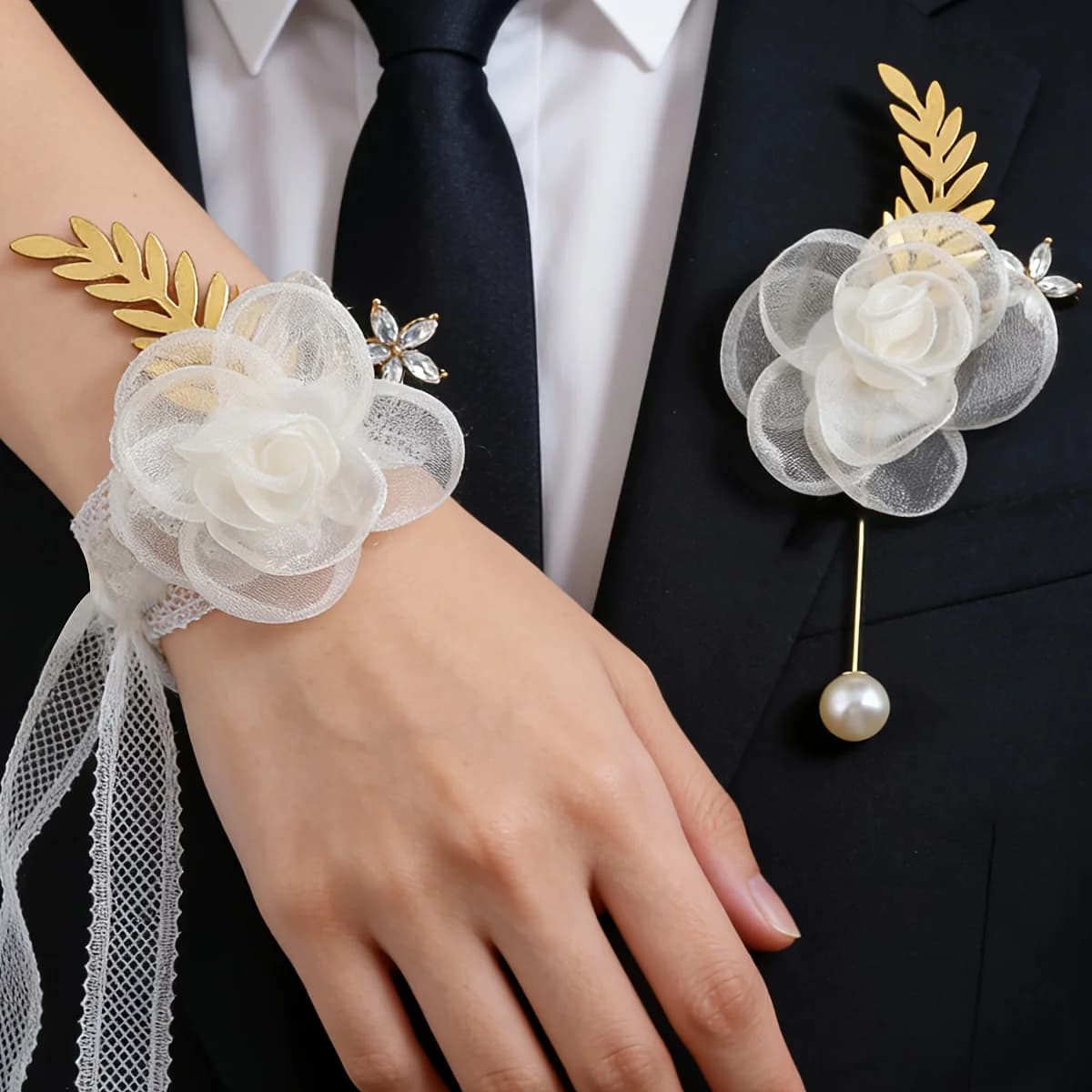 1 Pezzo Fiore da Polso Romantico in Filato di Lana con Rosa Simulata per Sposa, Testimone e Damigelle, con Ciondolo a Foglia d'Oro, Corsage per Abito da Uomo, per Genitori e Ospiti, Adatto per Feste, Balli, Homecoming, Lauree, San Valentino, Anniversari, Festival, Accessori per Abiti Primaverili