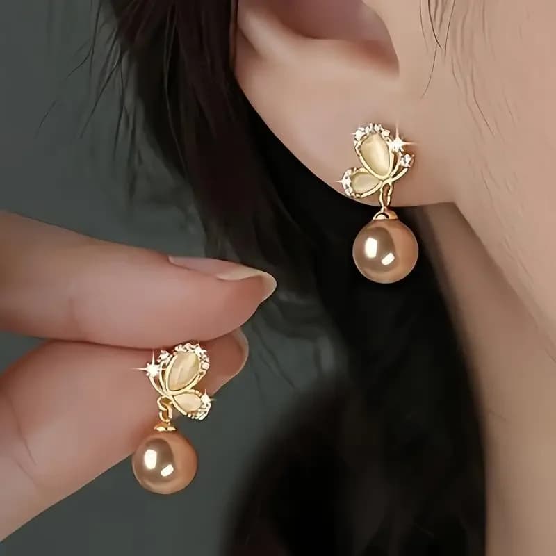 Orecchini a Farfalla Color Oro con Pietra Occhio di Gatto e Design Pendente con Perle e Strass