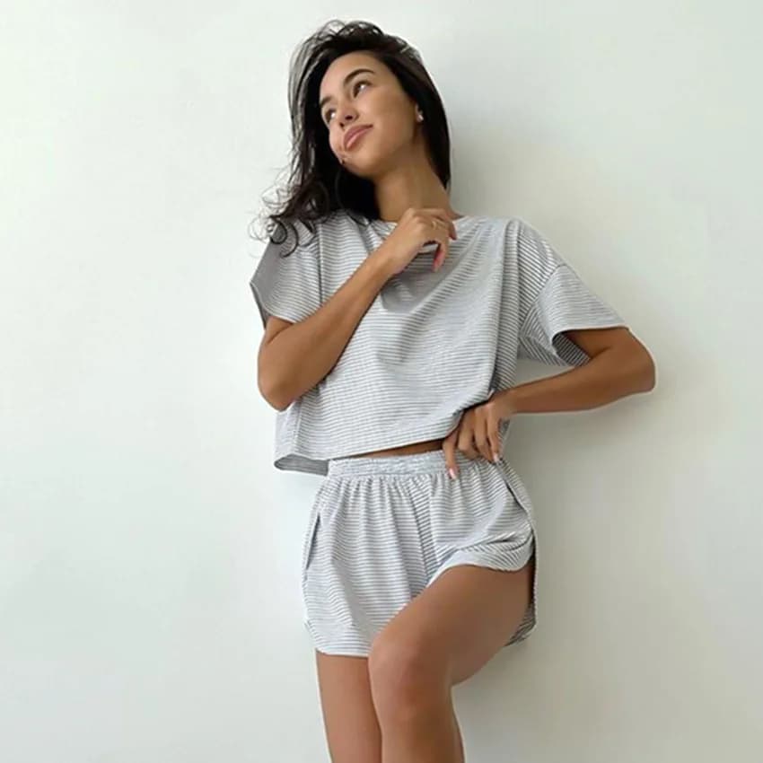 Set Pigiama Estivo 2026 in Maglia a Righe, Completo Comodo con Maniche Corte e Pantaloncini, Abbigliamento Casual alla Moda per Donna