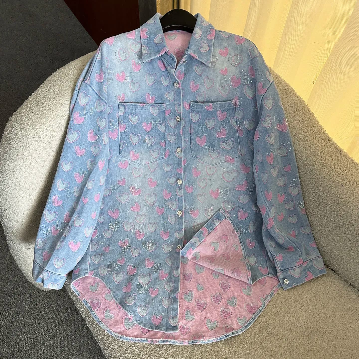 Nuova Camicia in Denim a Maniche Lunghe con Cuori di Strass per Donna, Collezione Autunno 2025, Top Casual Largo di Media Lunghezza, Blusa Femminile con Motivo Love