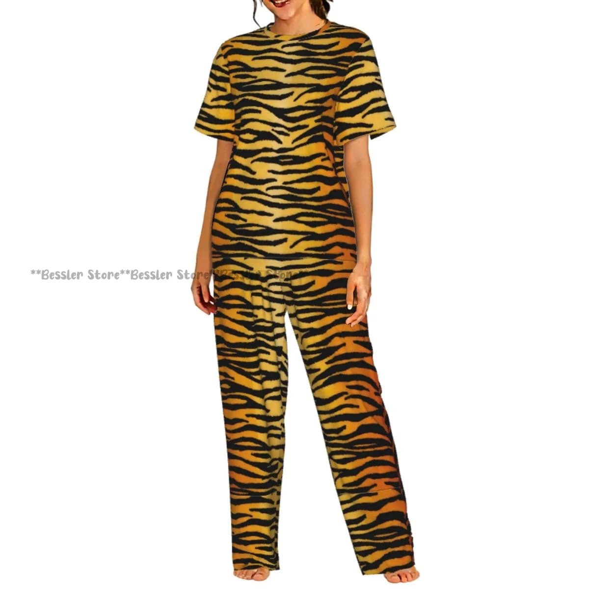 Women's pajamas in two pieces with tiger print, short sleeve top and trousers.