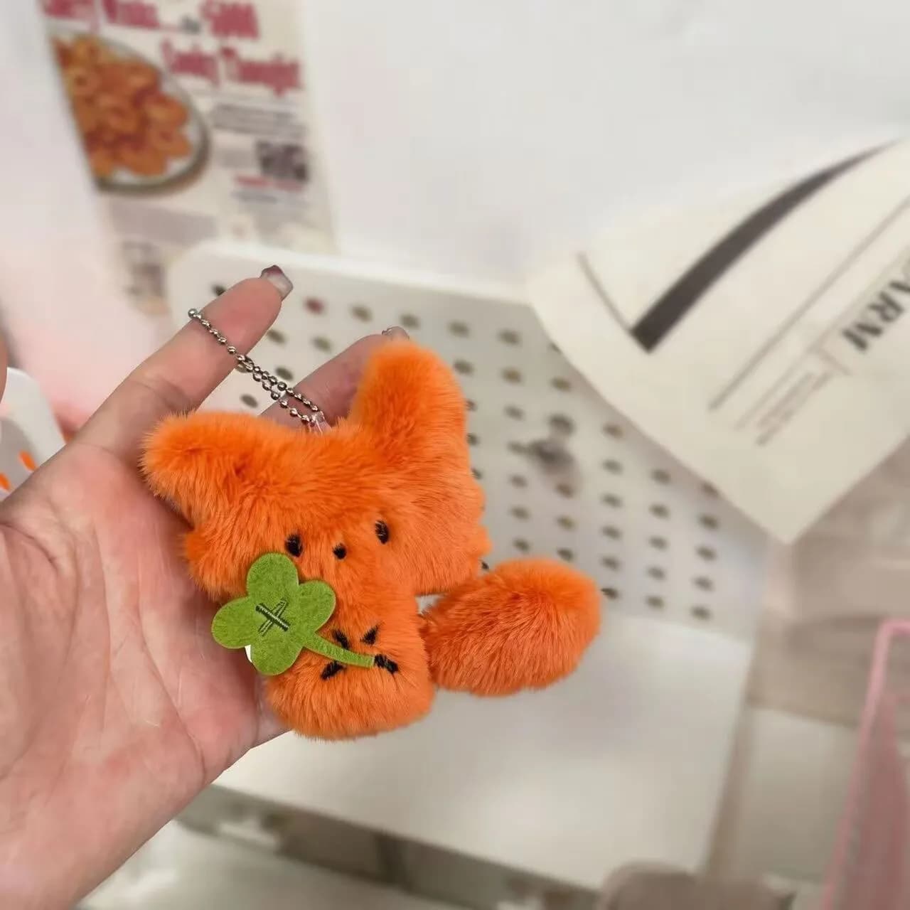 Nuovo Portachiavi 2026 con Ciondolo a Forma di Volpe Trifoglio, Peluche di Volpe Bianca, Gancio Portatile per Borsa, Regalo di Moda per Coppie