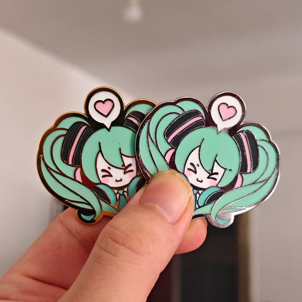 Merchandise anime, musica, ragazze, spille smaltate, badge a cuore rosa, abbigliamento cosplay, accessori, vestiti, zaini, giacche
