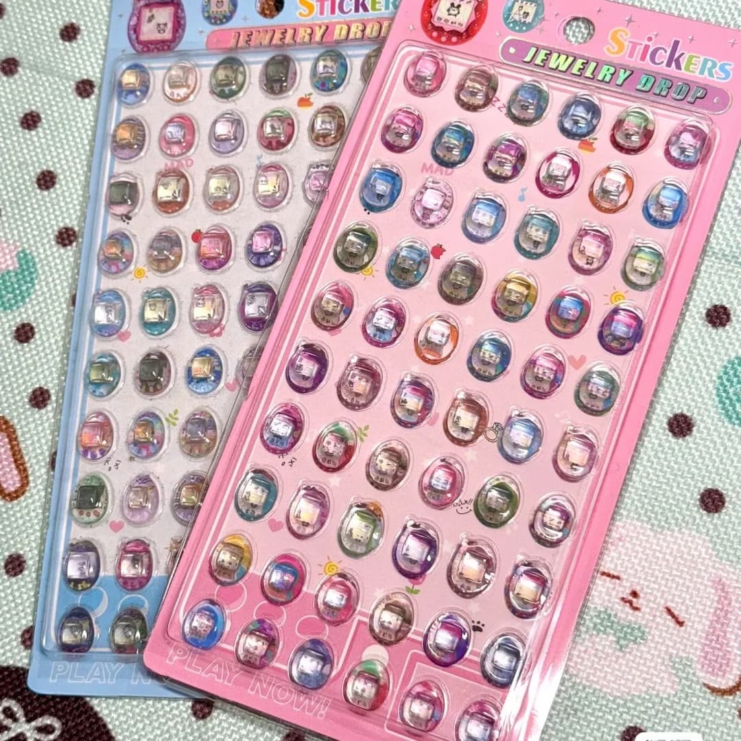 2 Pezzi Adesivi 3D a Rilievo a Forma di Personaggio Tamagotchi per Quaderni, Scatole di Cancelleria, Tazze, Fotocamere - Regalo per Amici e Festività