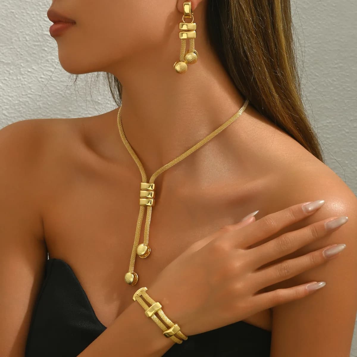 Set di Gioielli con Collana Lunga Placcata in Oro 18k, Orecchini Geometrici a Nappa, Bracciale Versatile di Nicchia per Donne