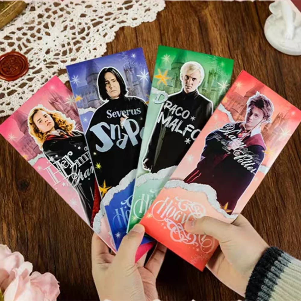 Set Regalo Originale Harry Potter: Porta Biglietti Commemorativi, Cartoline Hogwarts, Adesivi Hermione Malfoy Snape, Segnalibro e Blocco Note Adesivo