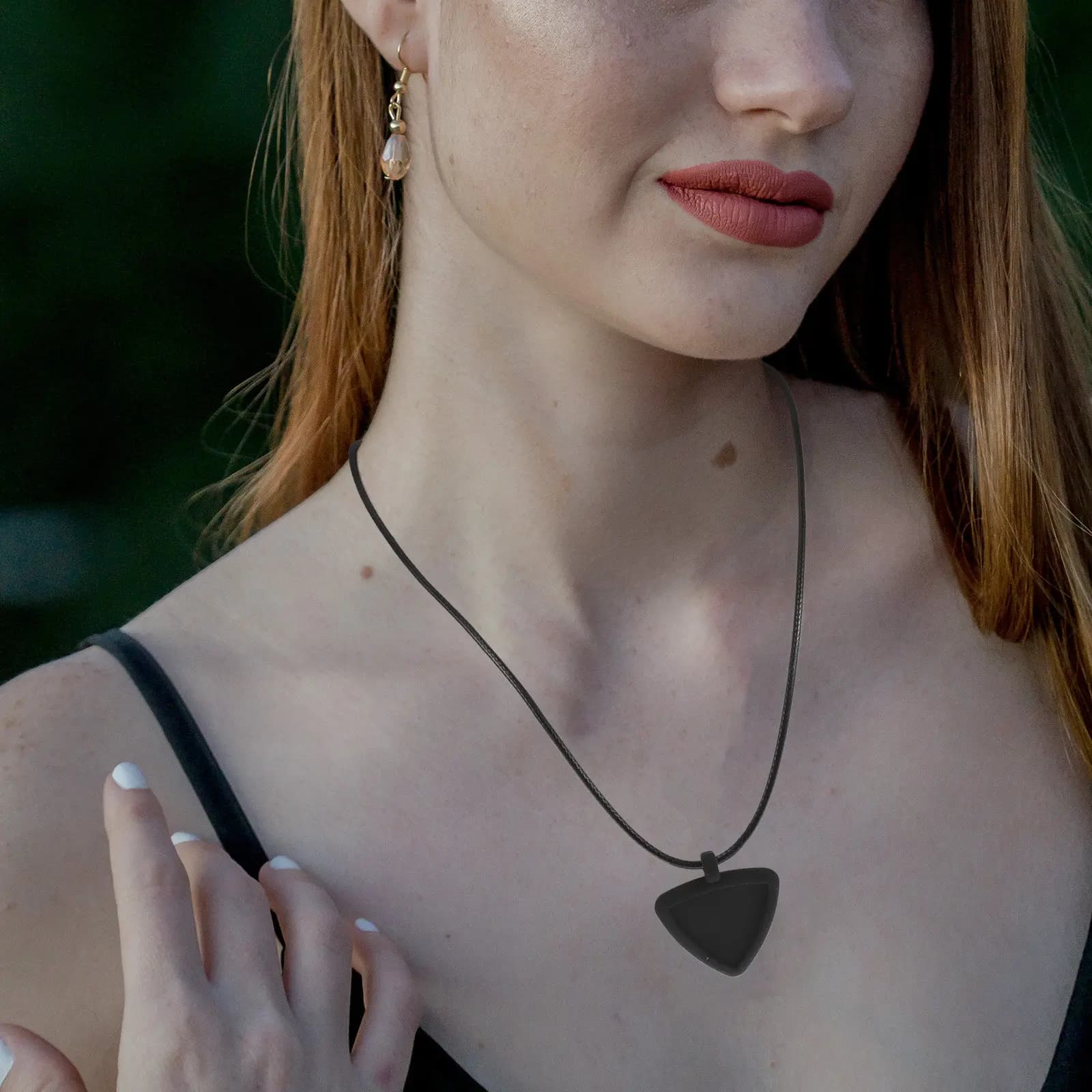 Portacoltelli per Chitarra a Forma di Collana, Ciondolo Grande Triangolare in Silicone, Creativo e Multifunzionale, da Appendere per Chitarristi