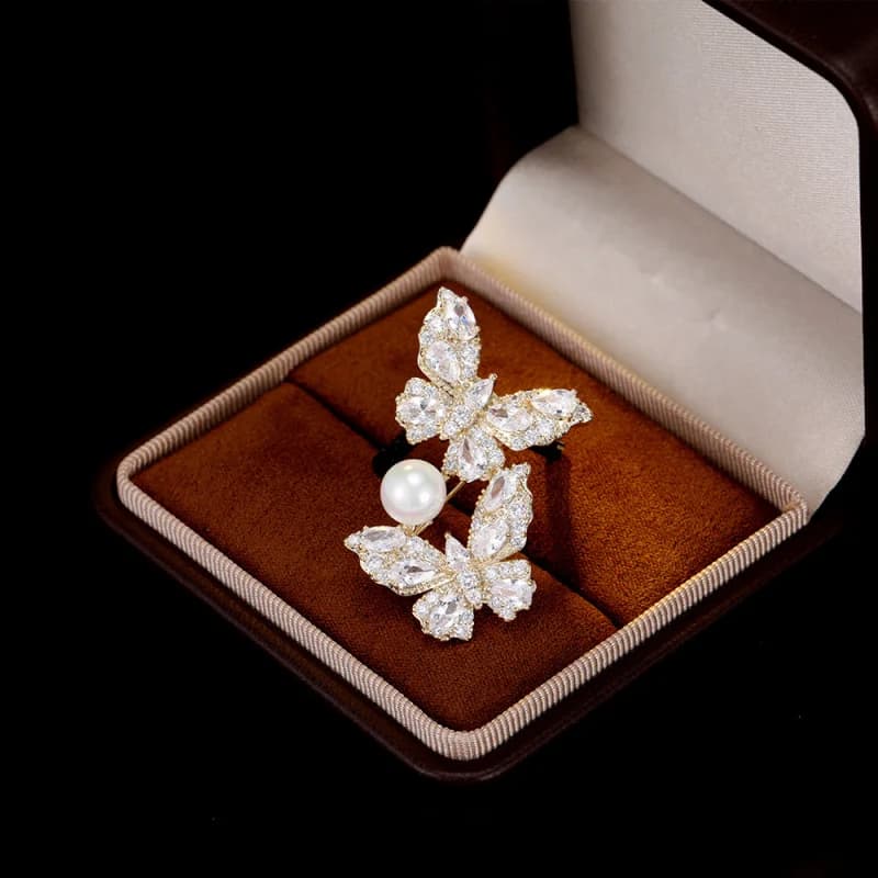 Spilla di perle a farfalla elegante di fascia alta per donna, accessorio per spilla per colletto di giacca con zirconi squisiti di fascia alta di nicchia