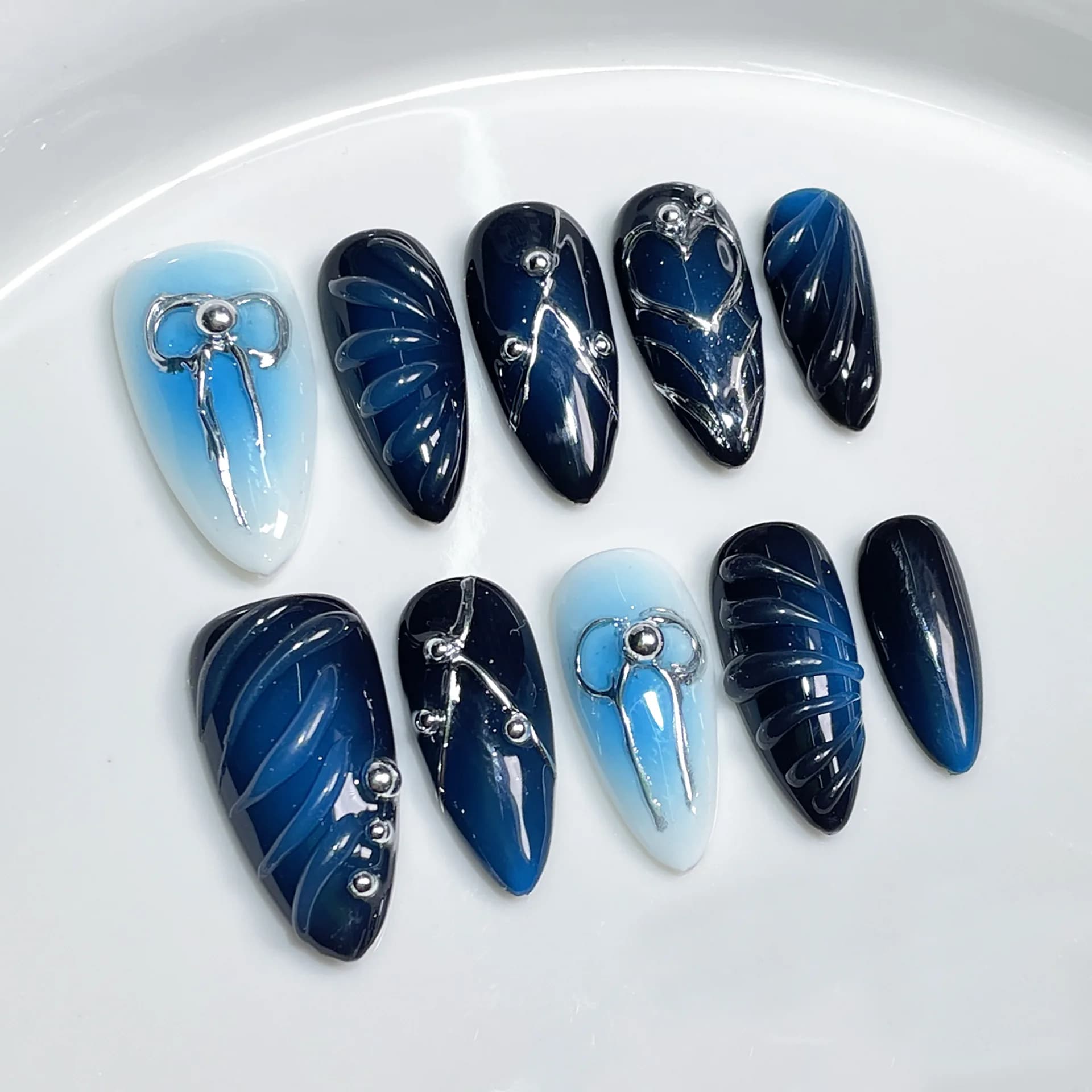 Sweet Spice Girl Stampa fatta a mano sulle unghie Dipinta a mano in rilievo Blu Blush Nastro d'argento Perline in acciaio Mandorla Art Unghie finte