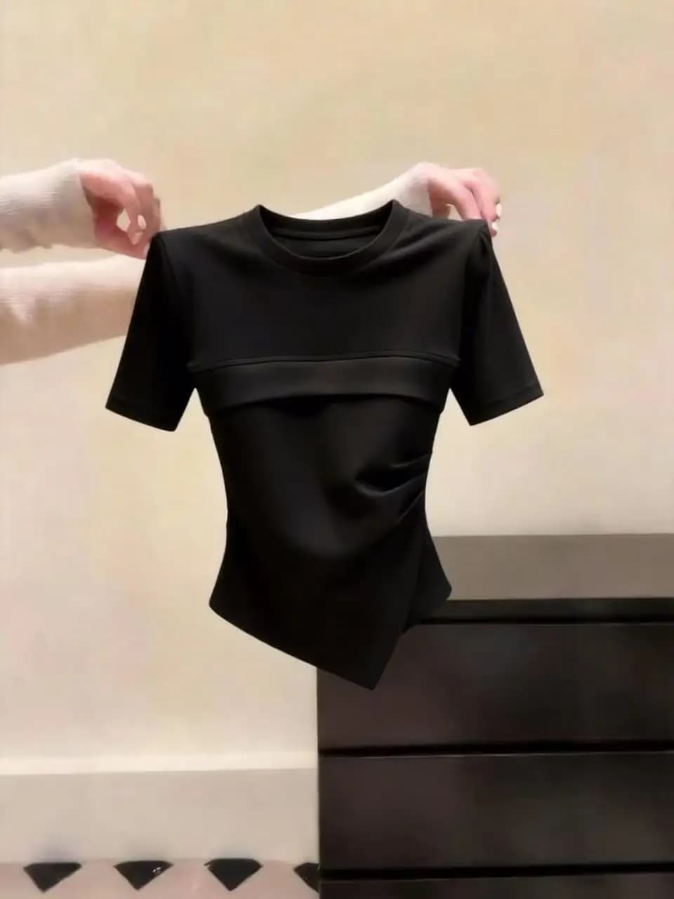 T-shirt sexy slim fit con scollo a V e maniche corte, top estivo casual da donna nero, design a vita stretta, stile Hot Girl, 100% cotone