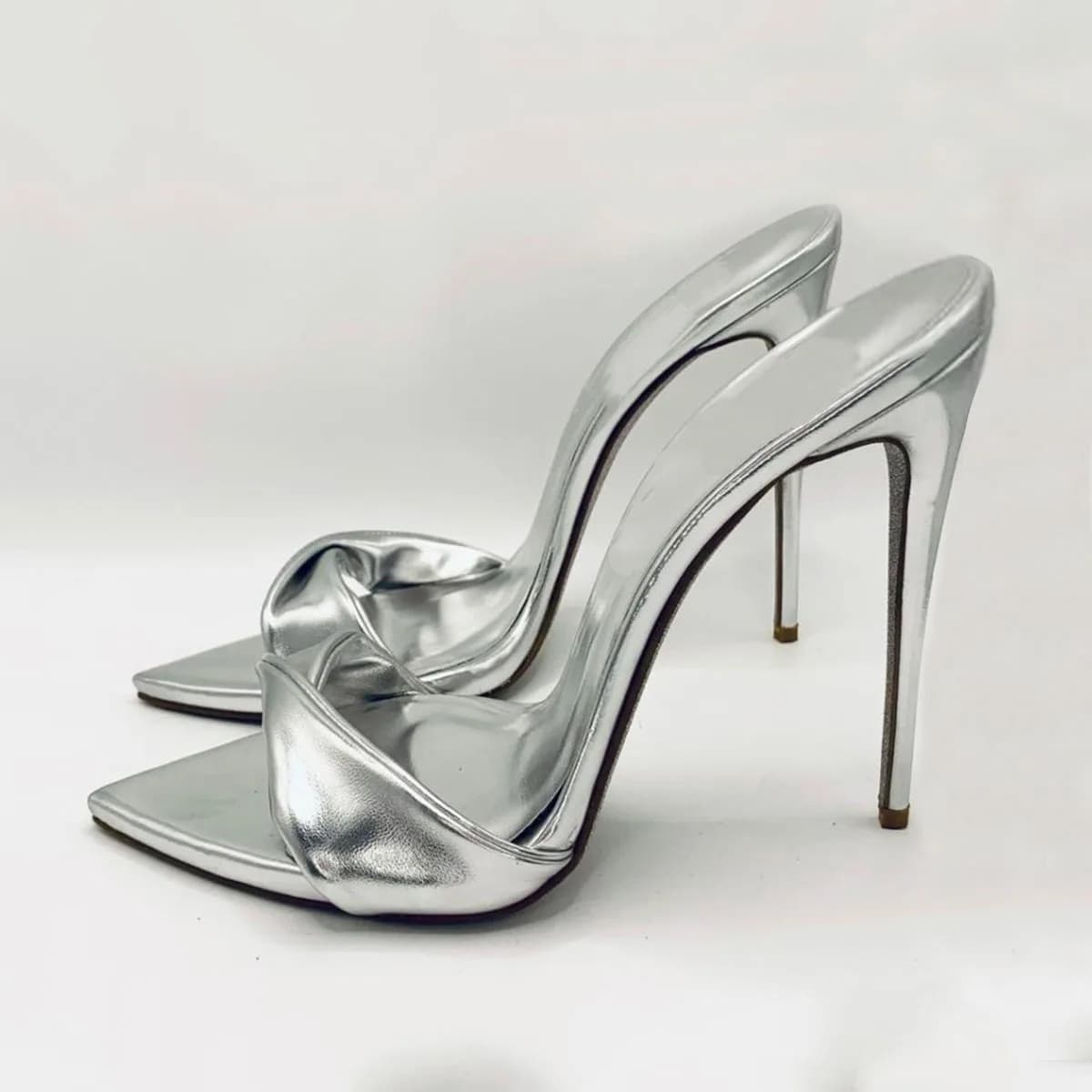 Arden Furtado Ciabatte estive sexy in pelle color argento con tacco a spillo super alto, modello Word, per banchetti