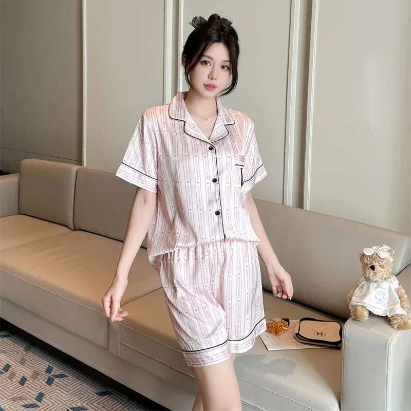 Set pigiama estivo leggero in seta ghiaccio con maniche corte e pantaloncini per giovani donne, abbigliamento da casa con motivo a cuori