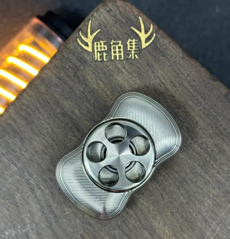 Giocattolo di decompressione fidget spinner modello coltello in titanio EDC Grey Crossing Sapone usato