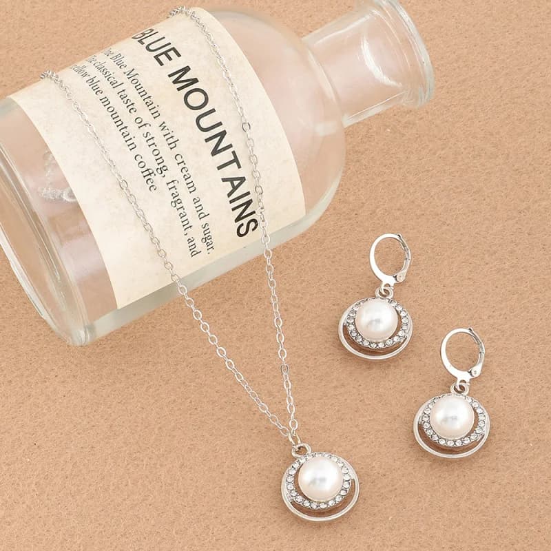 Set di 3 pezzi: collana di perle e orecchini a clip per tutti i giorni – Collare coordinato e ciondoli a clip per uno stile femminile e senza sforzo.