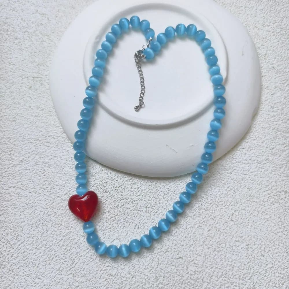 Collana girocollo corta con perle rosse smaltate a forma di cuore e pietra blu occhio di gatto, stile di nicchia, versatile e raffinata