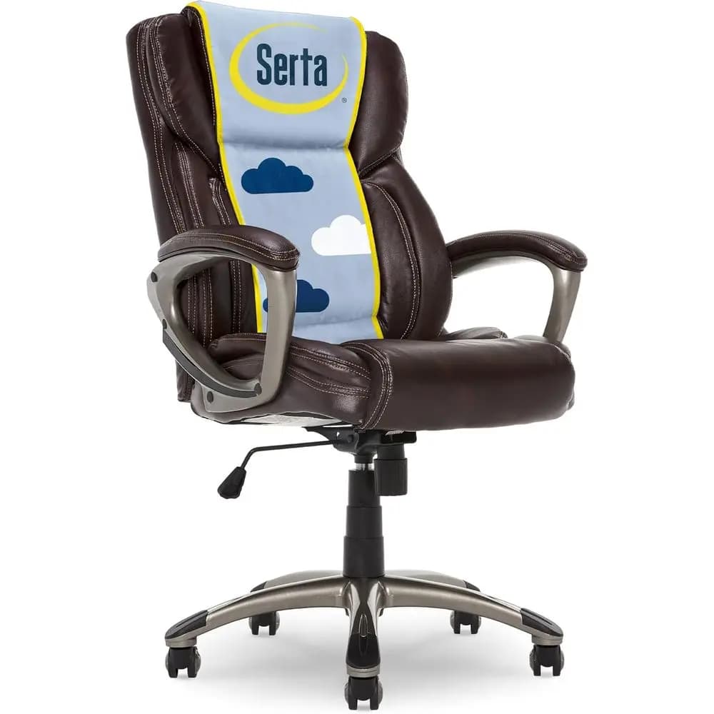 Sedia da ufficio direzionale ergonomica con supporto lombare, cuscino semi-morbido, braccioli imbottiti, base girevole, in pelle marrone.