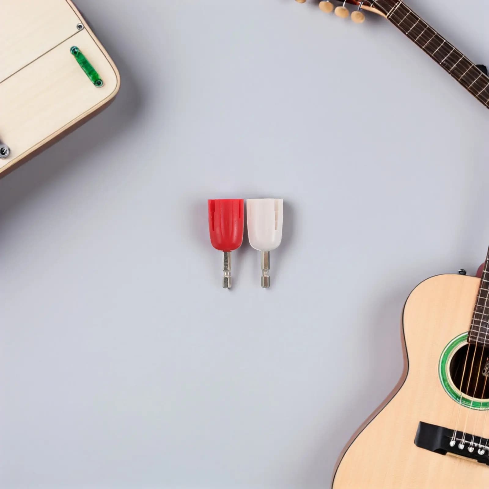 2 Pezzi Avvolgicorde Elettrico in Metallo Rosso e Bianco per Chitarra, Ukulele e Classica - Strumento Rapido per la Manutenzione e il Cambio delle Corde