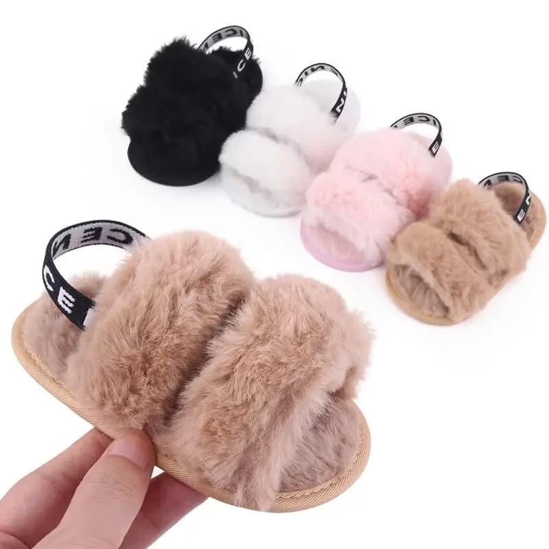 Stile di stampa di lettere alla moda Sandali per bambini con suola morbida e carina Pantofole in peluche adatte per neonato