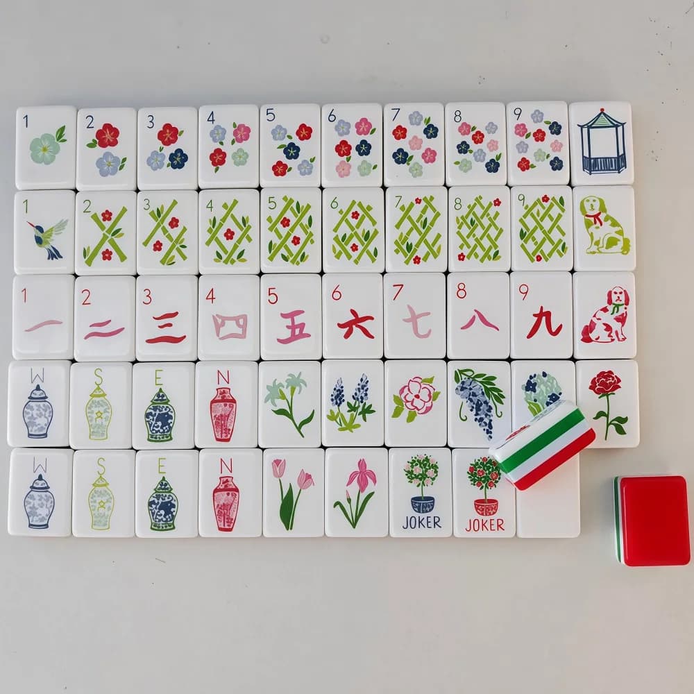 Disponibile: Set da Mahjong Americano Rosso a 4 Strati in Acrilico, con Tessere Incise, Gioco da Tavolo Portatile da Viaggio per Feste in Famiglia e Regali