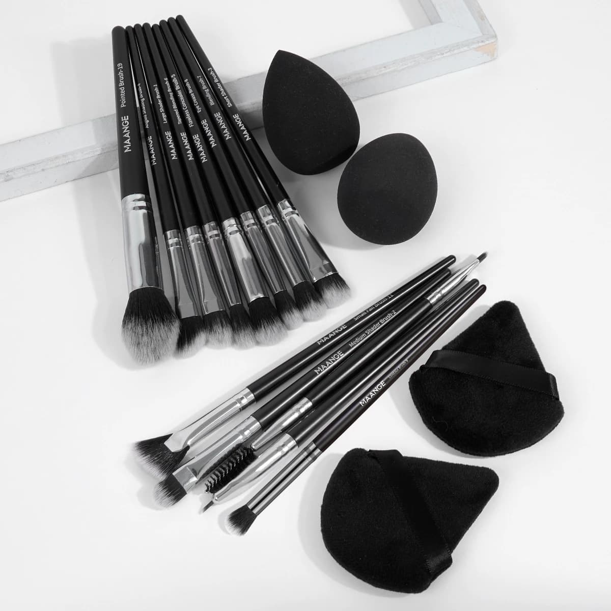 MAANGE Makeup Brushes Set 13 Pieces Synthetic Kabuki Brushes for Powder Shading Umbrellas Cosmetic Brushes with 4 Piece Makeup Sponge