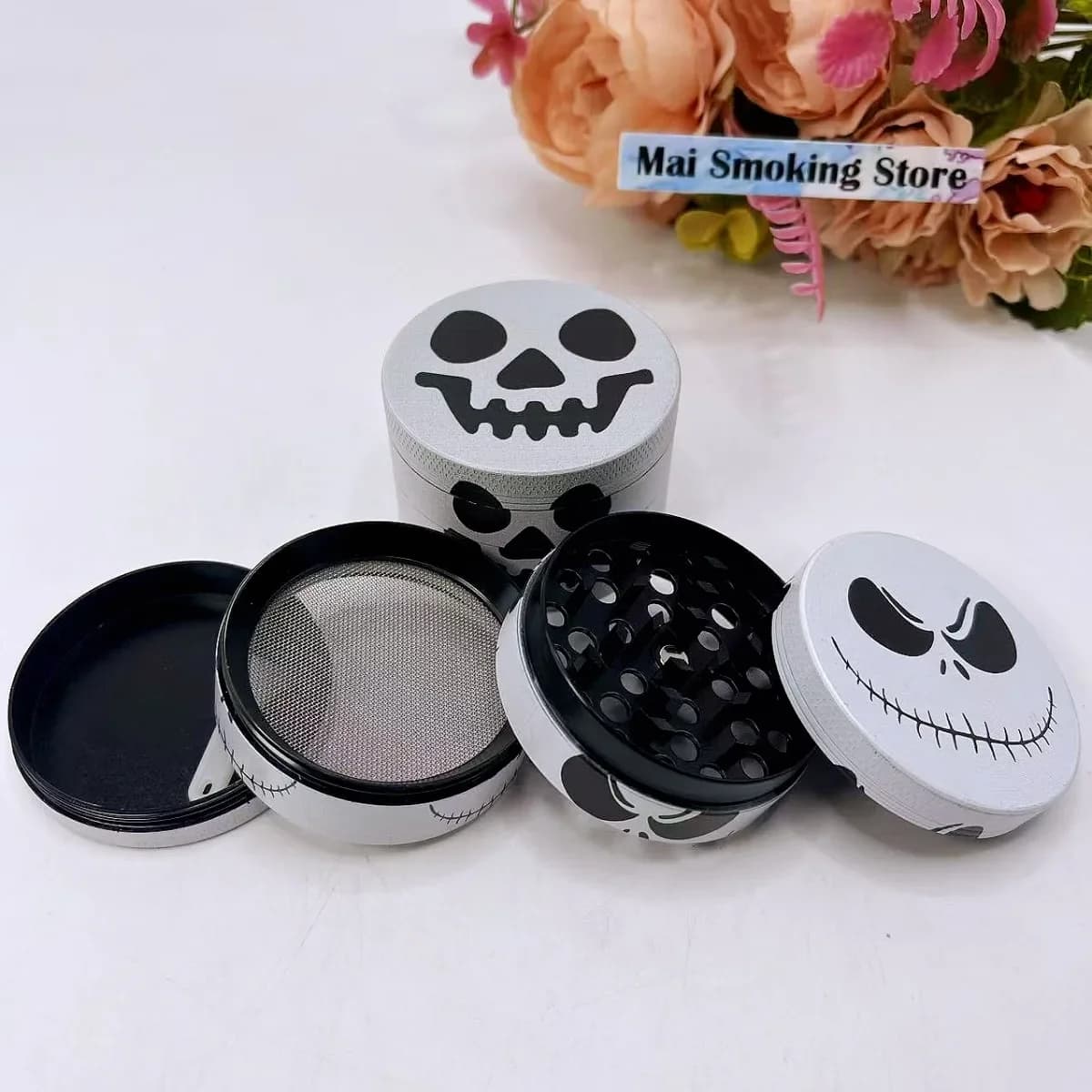 Smerigliatrice per erbe con teschio da 2 pollici Smerigliatrice manuale per spezie a 4 strati Pepe Sale Malta Tabacco Smerigliatrice per erba grezza Strumento per sigarette da fumo