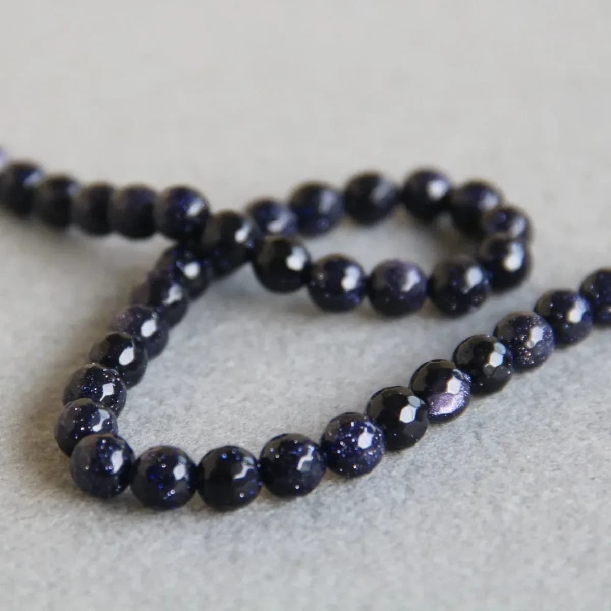 Accessorio da 8 mm Cristallo di arenaria blu Sfere di pietra semilavorate Regali Perline sfaccettate rotonde Design per creazione di gioielli da 15 pollici