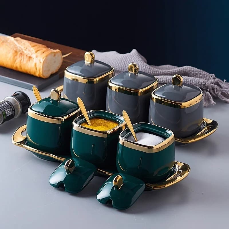 Elegante e moderno set di contenitori per spezie: include tre vasetti per sale e condimenti, ideale per creare un pulito e organizzato