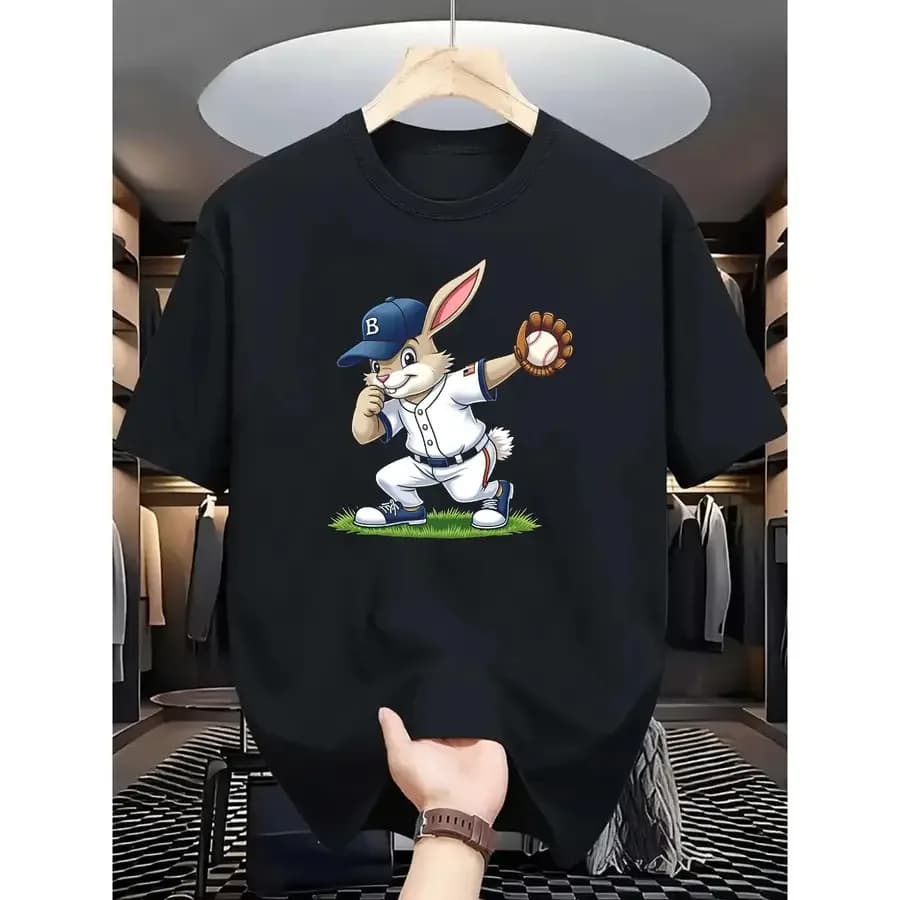 T-shirt con motivo Baseball Bunny, nera, con simpatico design sportivo a forma di coniglio, abbigliamento casual, outfit quotidiano, outfit per il weekend, t-shirt alla moda, divertente.