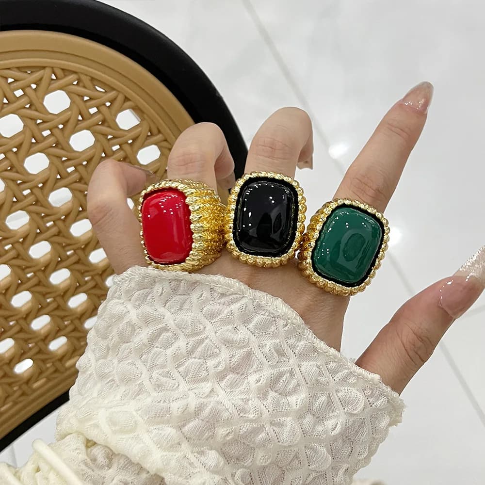 Anello a faccia larga di lusso leggero classico ed elegante dal temperamento alla moda francese, adatto per le donne