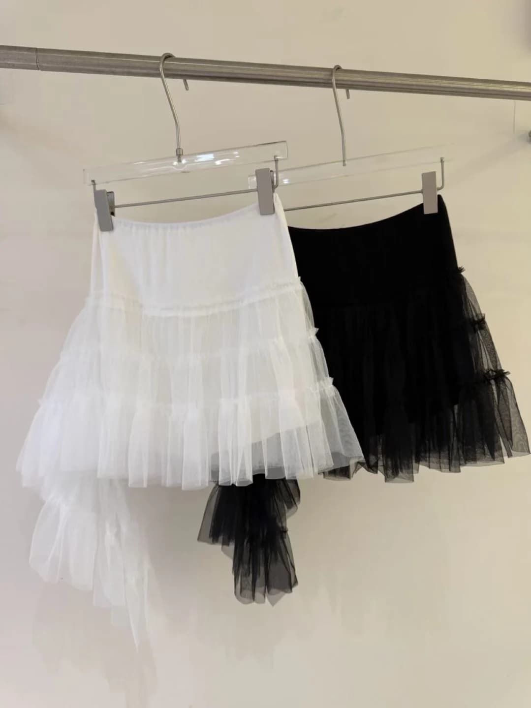 Gonna Corta Bianca in Tulle a Vita Alta Stile Balletto, Nuova Collezione Primavera Estate, con Inserti Asimmetrici in Rete, Moda Donna
