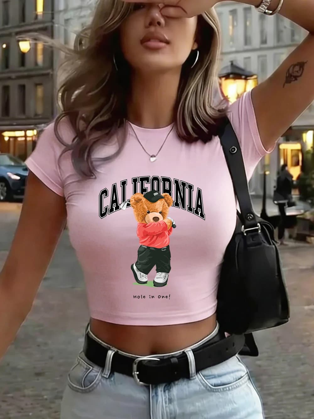 T-shirt Crop Top da Donna con Stampa Orso Golf della California, Estiva, Altamente Elastica, Morbida, Aderente, Manica Corta, Casual, Collo Tondo