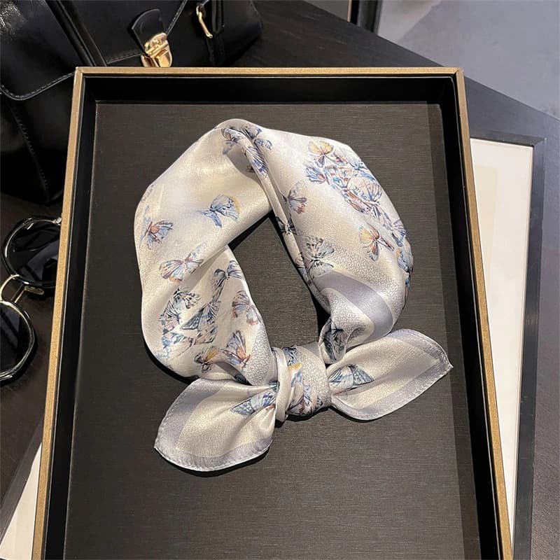 Foulard Quadrato di Lusso 100% Pura Seta da Donna con Stampa Dolce a Farfalla, Bandana Fresca, Sciarpa per Capelli, Fascia per Capelli, Accessorio per Borsa, Regalo