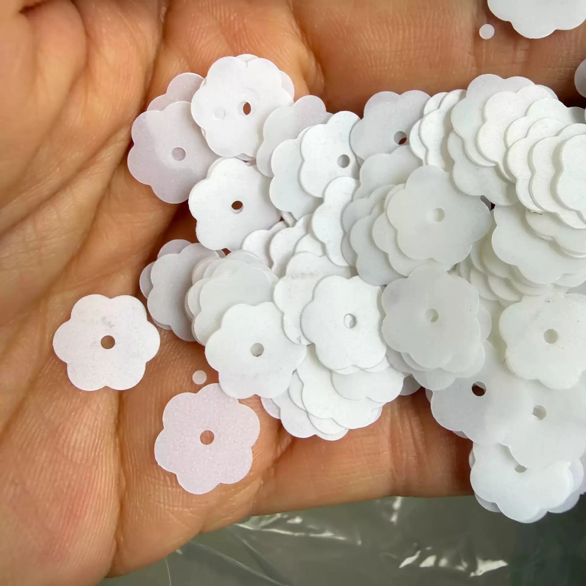 50g Paillettes Decorative Sciolte per Cucito, Artigianato e Accessori Abbigliamento, Paillettes Bianche Opache Piatte a Fiore da 6mm, 8mm, 10mm