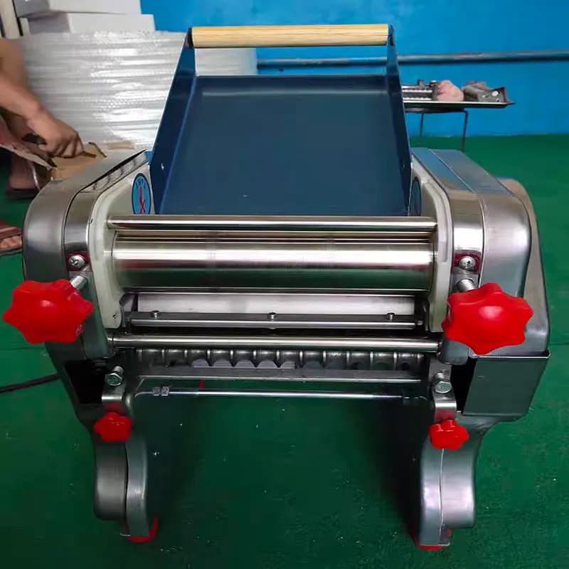 Pressa per pasta elettrica per noodle commerciale con rullo per mento e mento