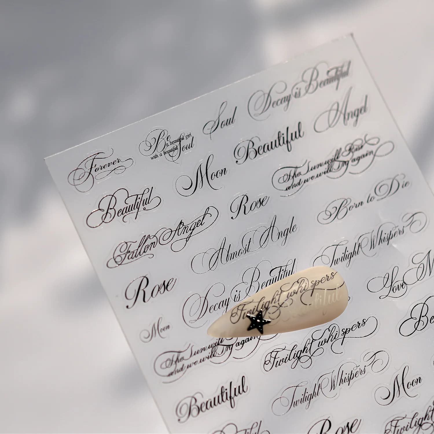 1 pz Adesivi per Unghie con Lettere Inglesi Nere e Bianche, Decalcomanie 5D Gotiche con Parole e Caratteri dell'Alfabeto Romano, Lettere Autoadesive per Unghie