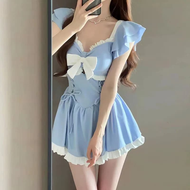 Costume da bagno intero da donna bianco con fiocco, maniche a cappuccio, vita allacciata e gonna svasata, perfetto per l'estate e la spiaggia