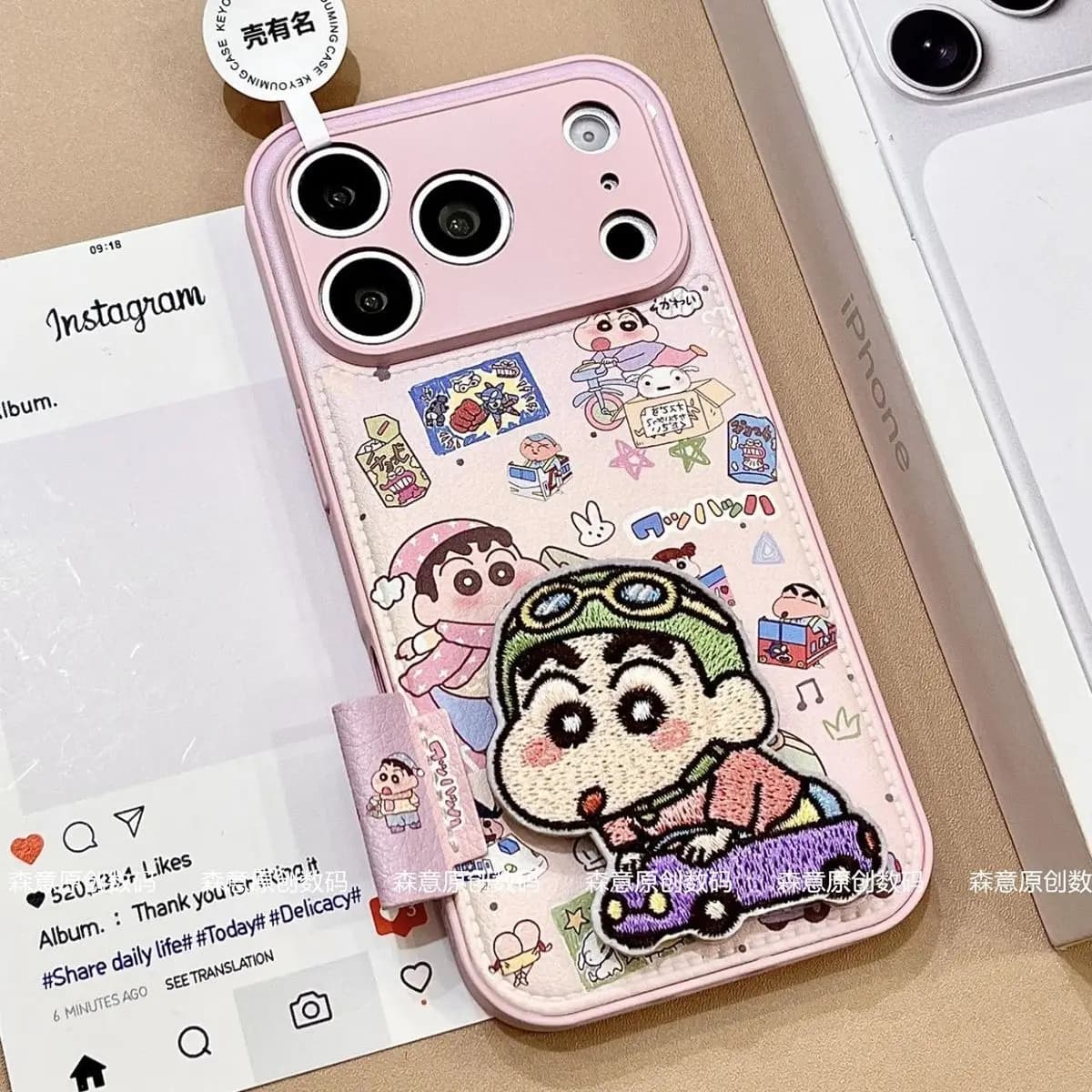 Custodia per telefono Crayon Shin-chan adatta per iPhone 17 Pro Max Apple 16/15 Pro, modello 14, con motivo in pelle e ricamo carino, con supporto