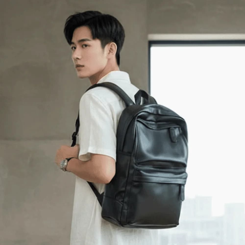 Zaino in Pelle PVC per Uomo con Tracolla Imbottita, Tasca Nascosta con Cerniera, Borsa per Laptop e Scuola, Finitura Nera Resistente all'Acqua